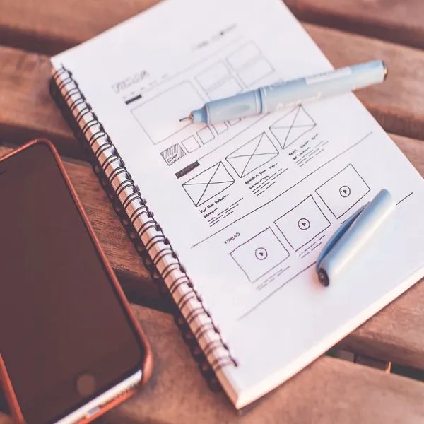 Image d'un wireframe sur papier d'un site web