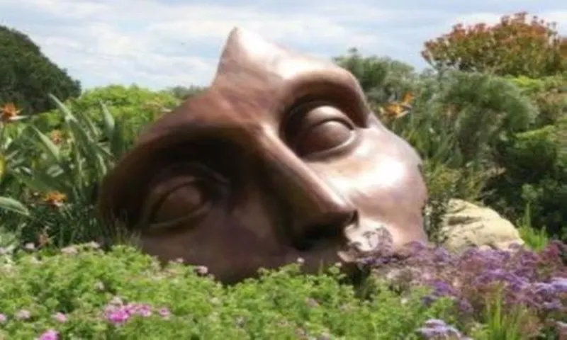 Image pour le site lefabuleuxmoi.fr un visage forgé à moitié enterré dans un jardin se qui représente la sérénité