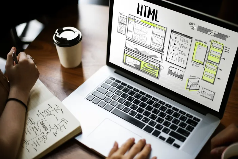 Image d'un concepteur de site web en pleine refonte
